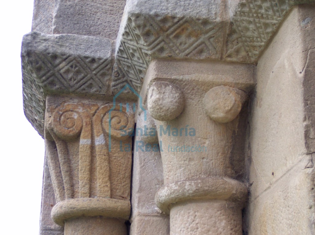 Detalle de los capiteles del lado izquierdo de la portada occidental
