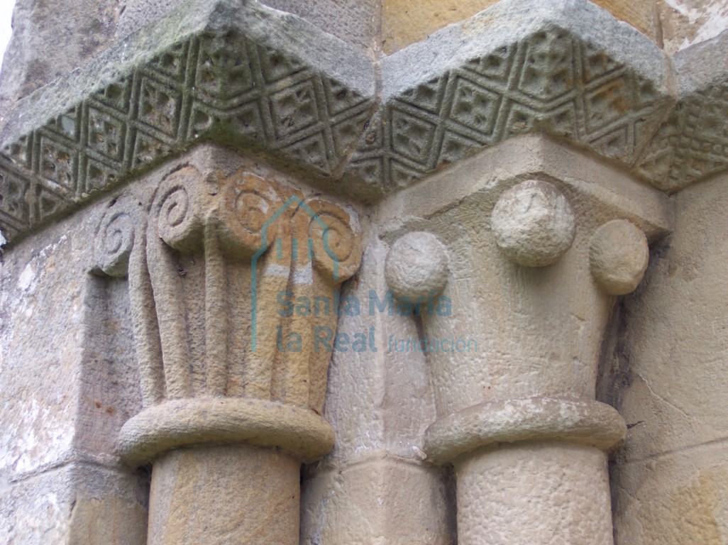 Capiteles del lado izquierdo de la portada occidental