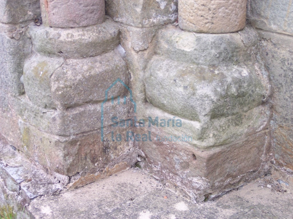 Detalle de las basas del lado izquierdo de la portada occidental