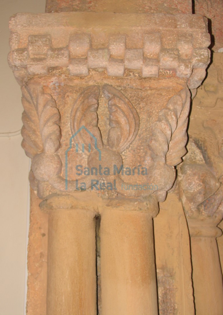 Capitel del lateral derecho del arco triunfal