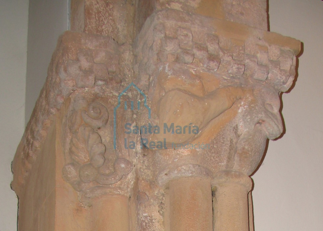 Capiteles del lateral izquierdo del arco triunfal