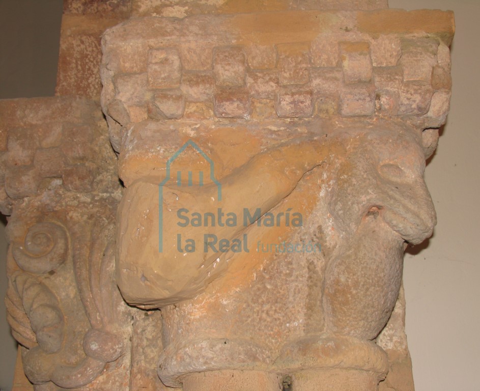 Capiteles del lateral izquierdo del arco triunfal