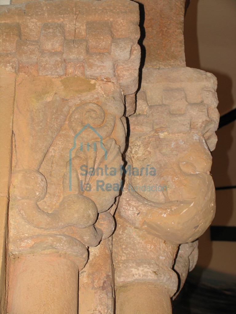 Capiteles del lateral izquierdo del arco triunfal
