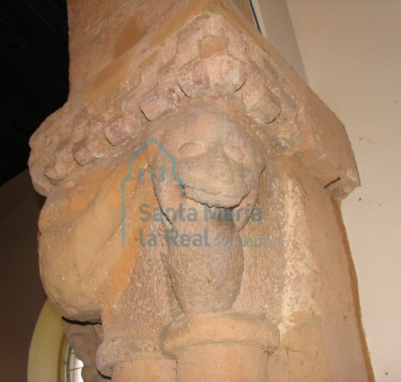 Capiteles del lateral derecho del arco triunfal