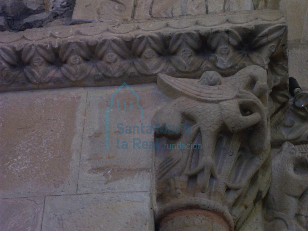 Detalle de aves del capitel izquierdo del arco triunfal