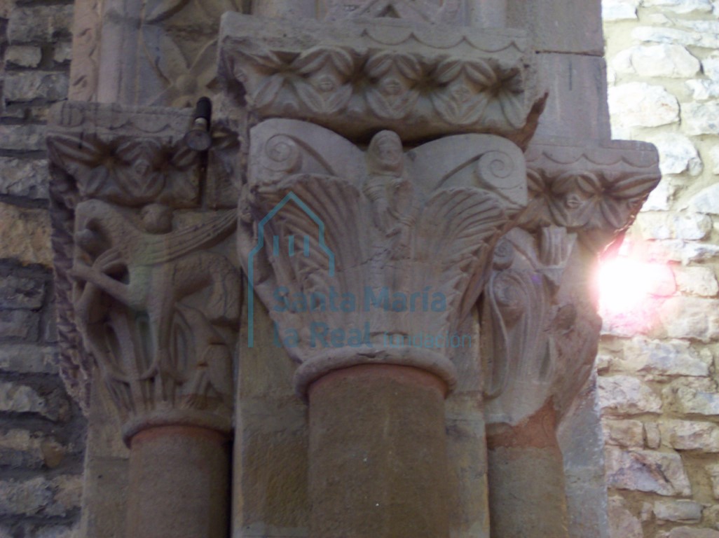 Capiteles izquierdos del arco triunfal