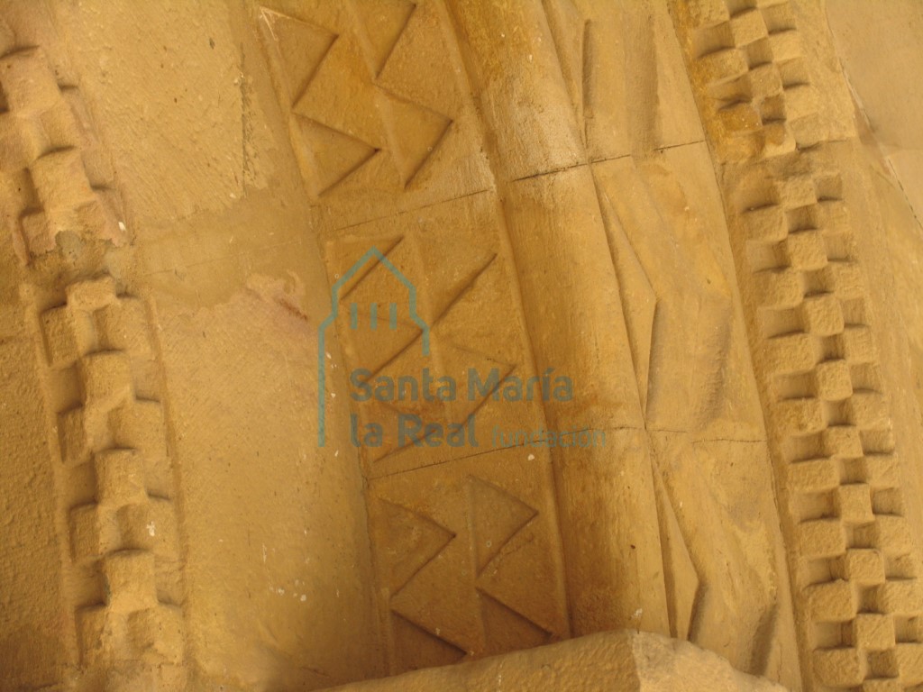 Detalle del intradós de la portada oeste