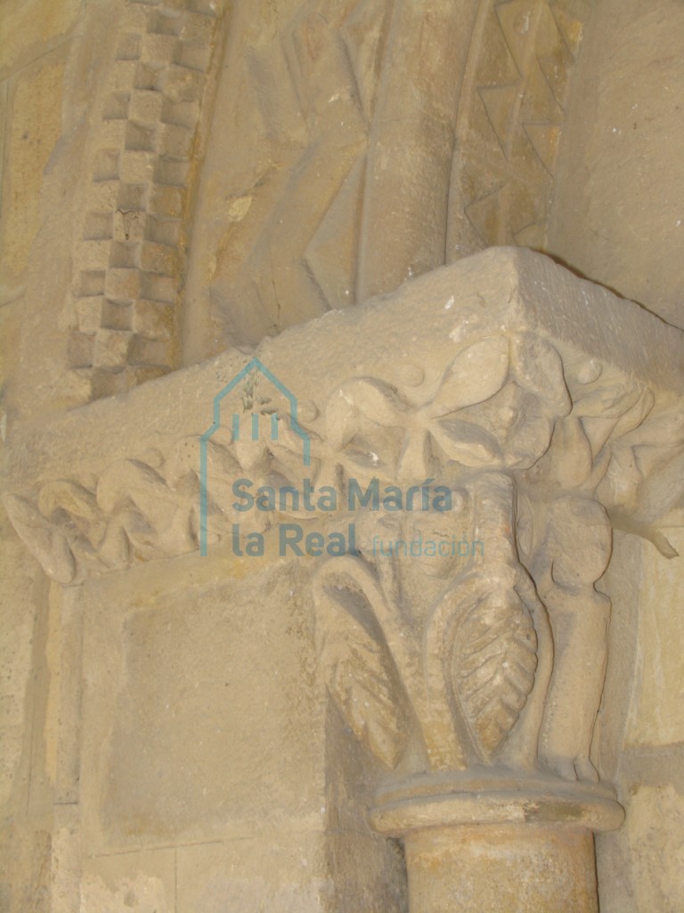 Capitel izquierdo de la portada oeste