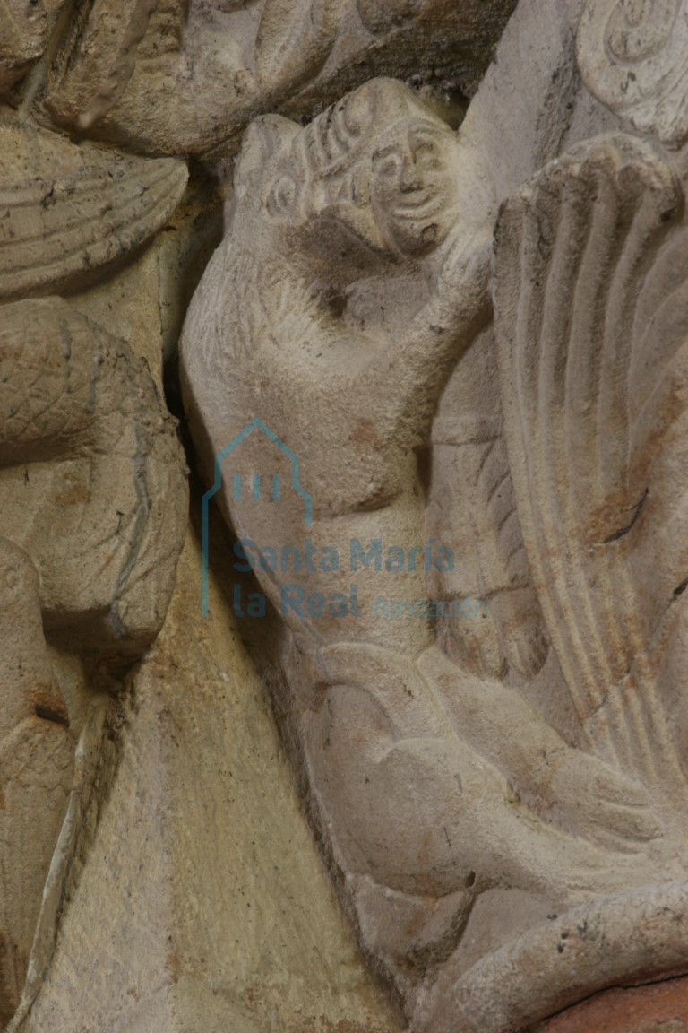 Capitel izquierdo del arco triunfal. Animal devorando a un niño Capitel izquierdo del arco triunfal. Animal devorando a un niño