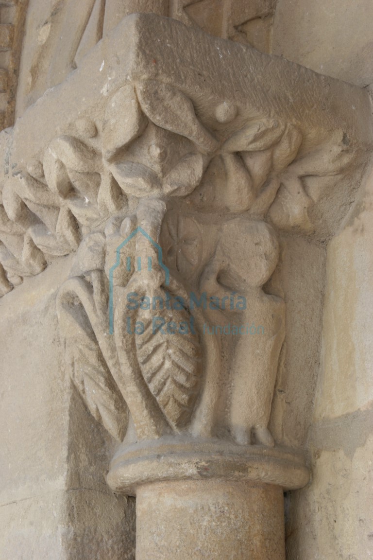 Capitel izquierdo de la portada principal