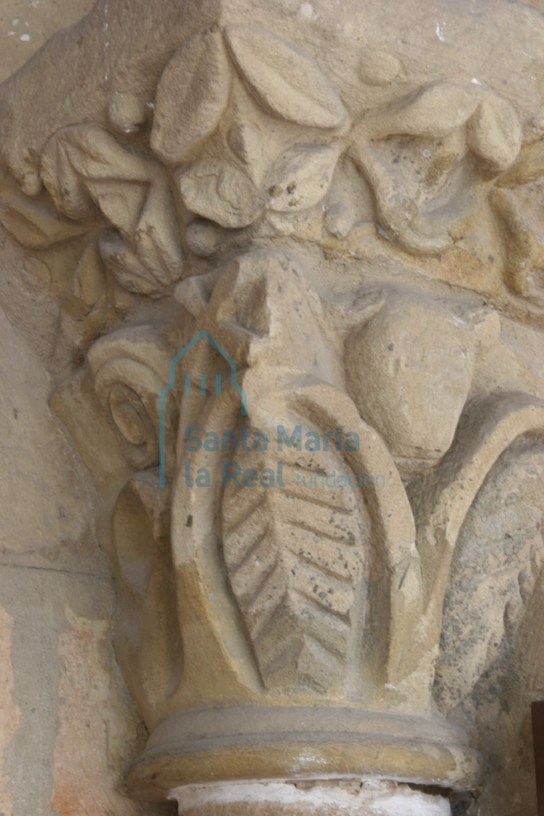 Capitel izquierdo de la portada principal