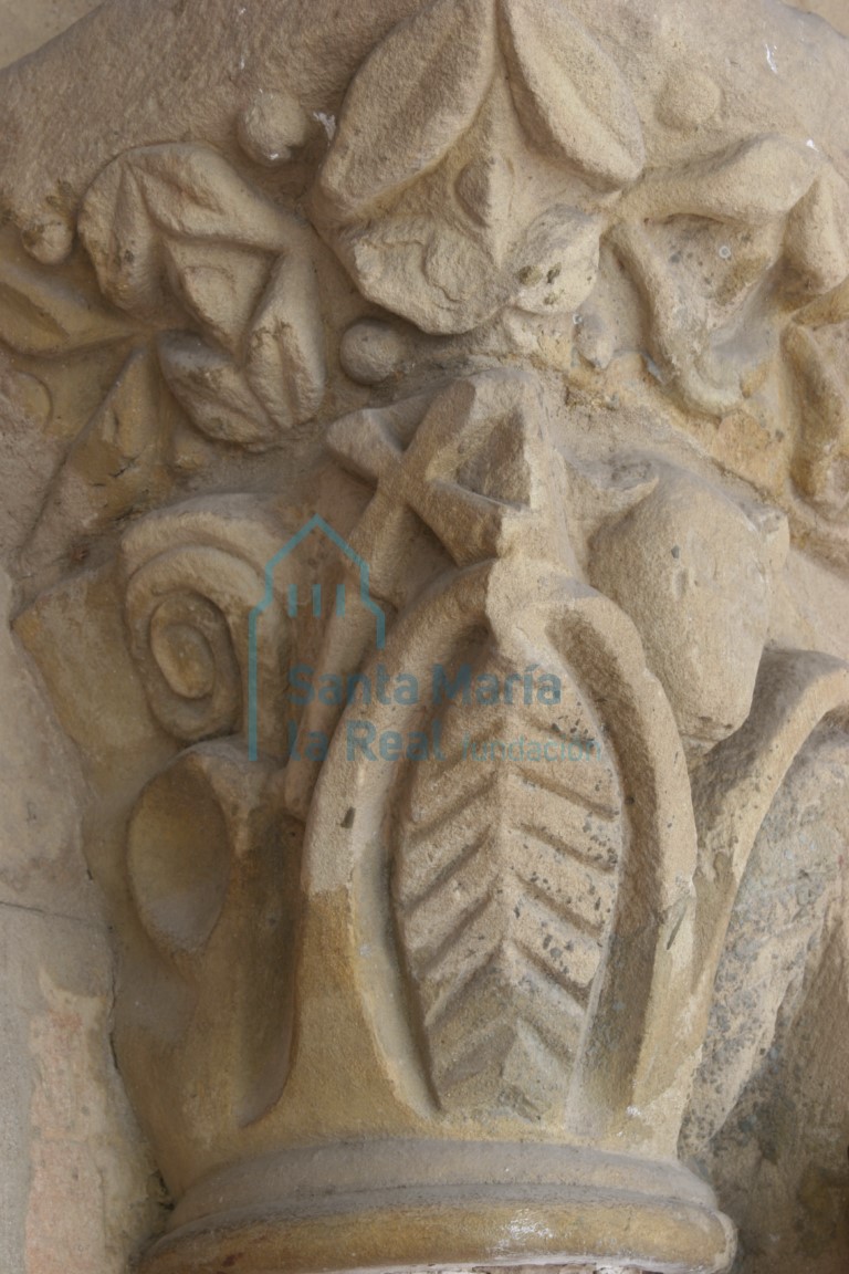 Detalle del capitel izquierdo de la portada principal