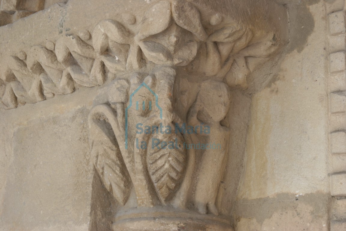 Capitel izquierdo de la portada principal