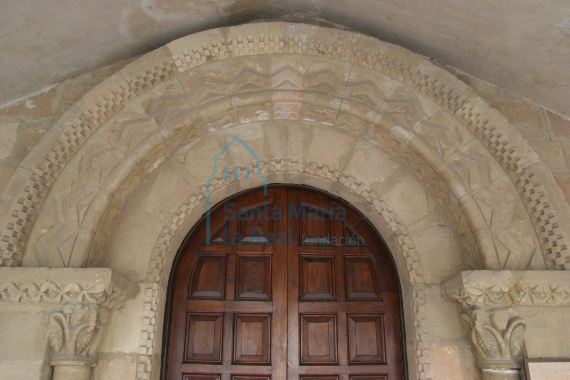 Detalle del arco de la portada principal