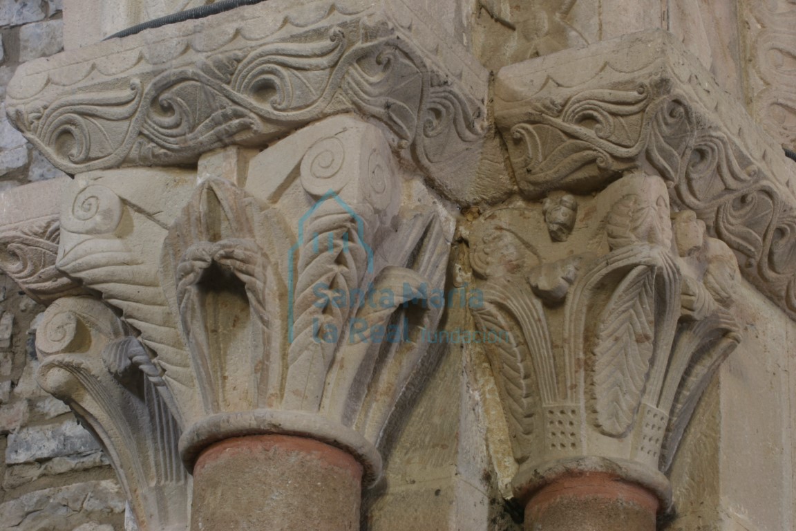 Capiteles del lado derecho del arco triunfal