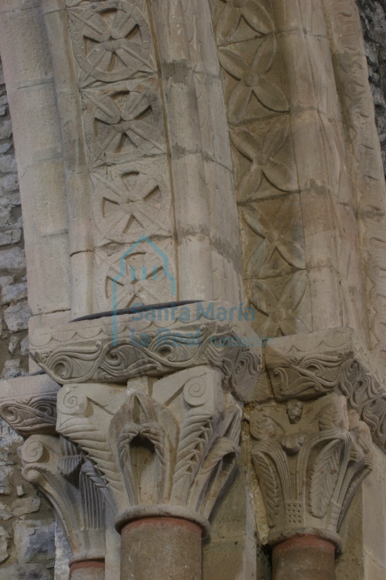 Capiteles del lado izquierdo del arco triunfal