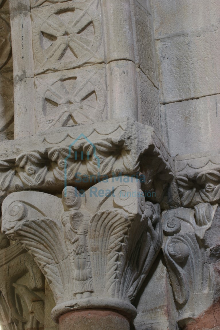 Capitel del lado izquierdo del arco triunfal
