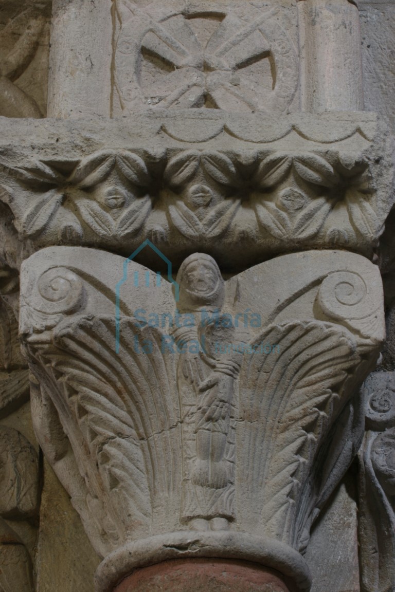 Capitel del lado izquierdo del arco triunfal
