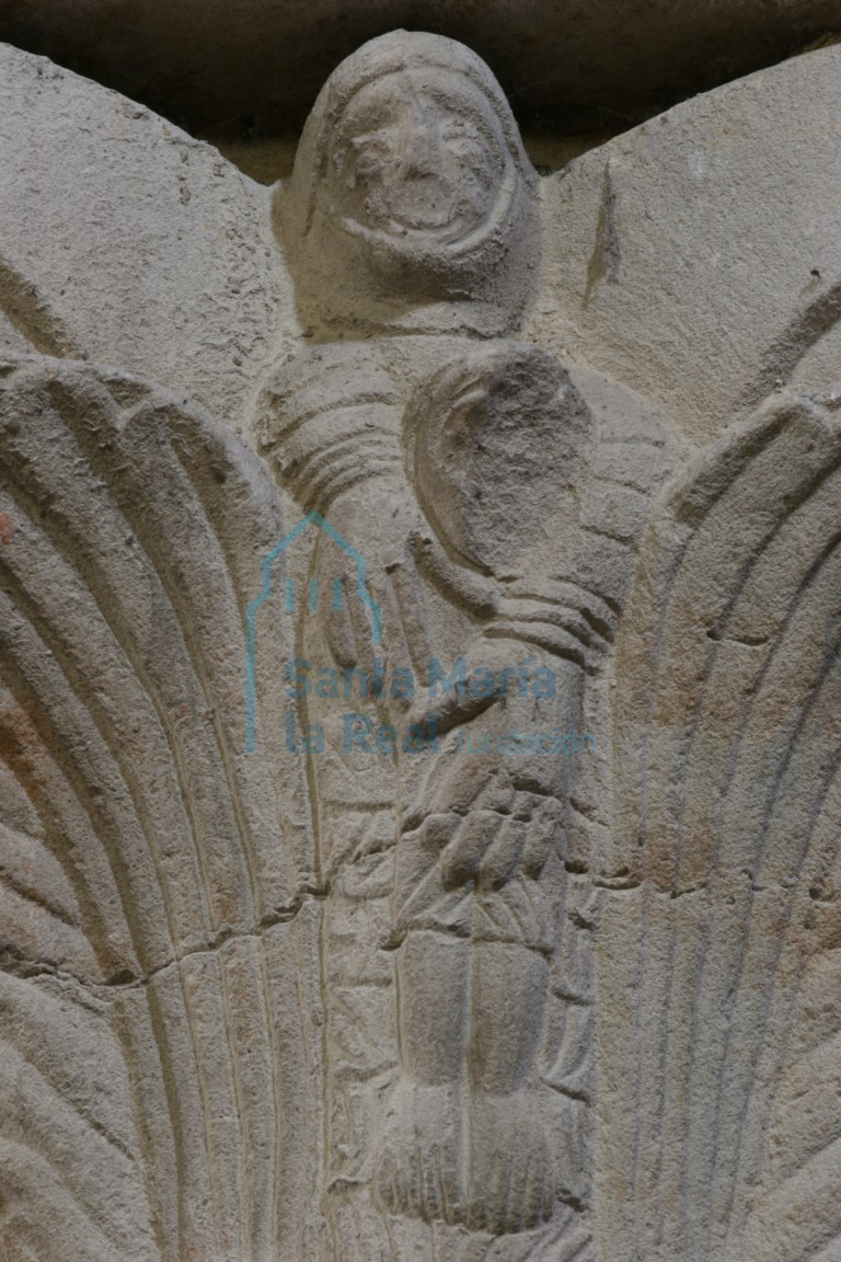 Arco triunfal, capitel izquierdo. Mujer con un niño
