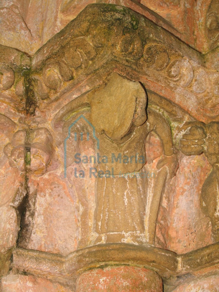 Capitel del lado izquierdo de la portada occidental. Atlante