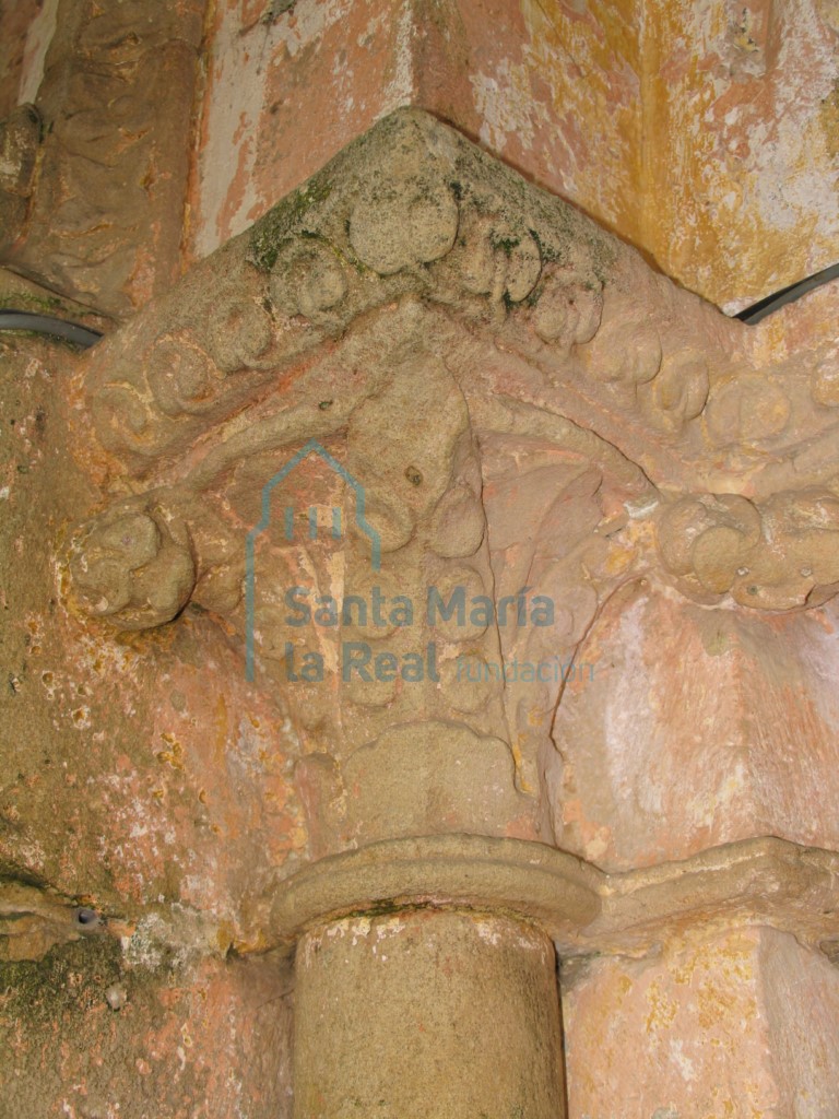 Capitel vegetal del lado izquierdo de la portada occidental
