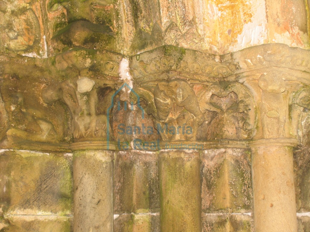 Capiteles del lado derecho de la portada occidental