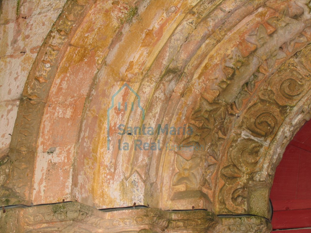Detalle de la decoración de las arquivoltas de la portada occidental
