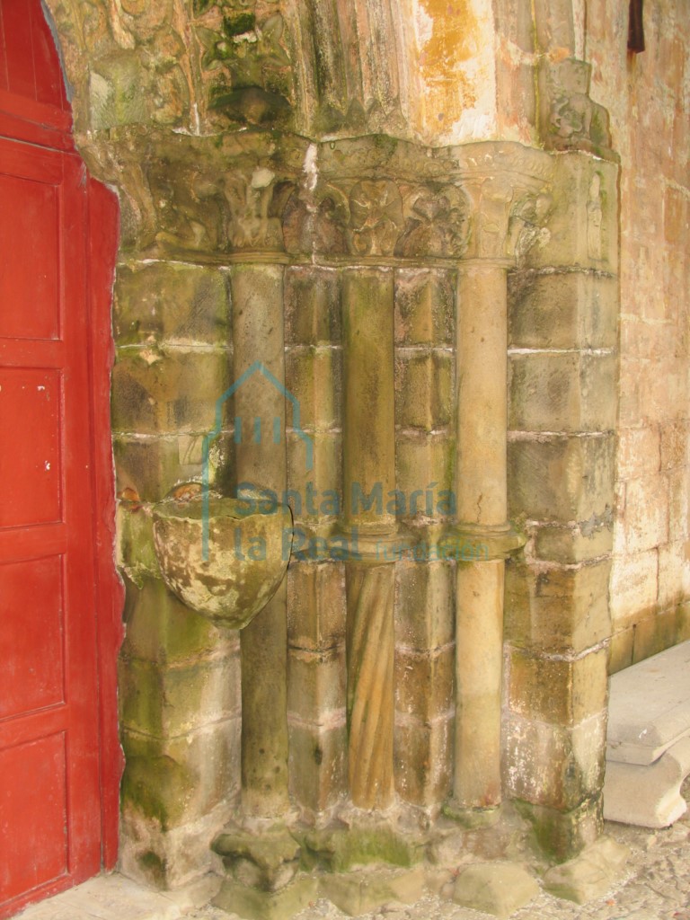 Jamba derecha de la portada occidental