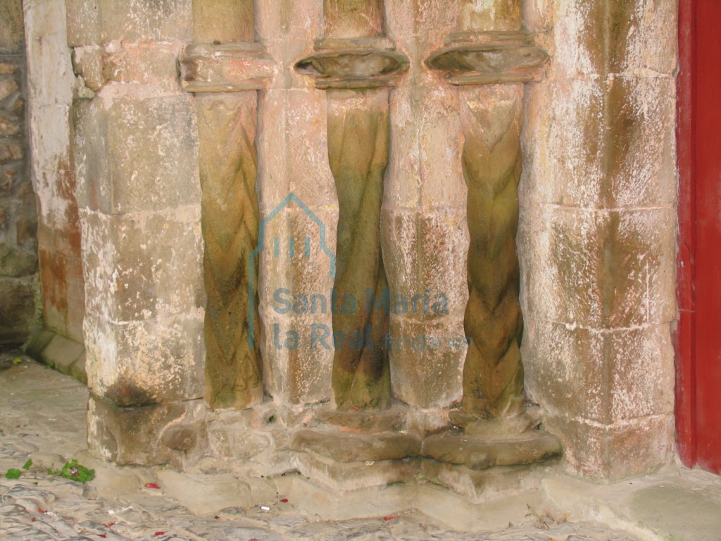 Detalle de los fustes de la jamba izquierda de la portada occidental