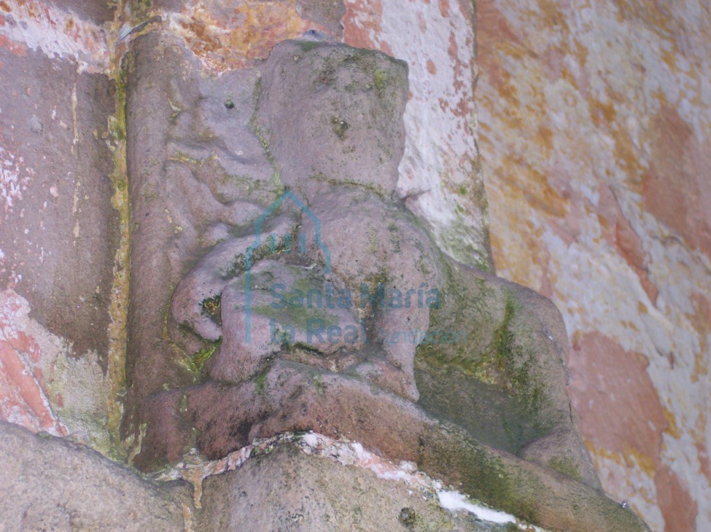 León del lado derecho de la portada occidental