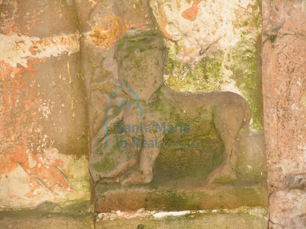 Figura de un león en el arranque del guardapolvo de la portada occidental