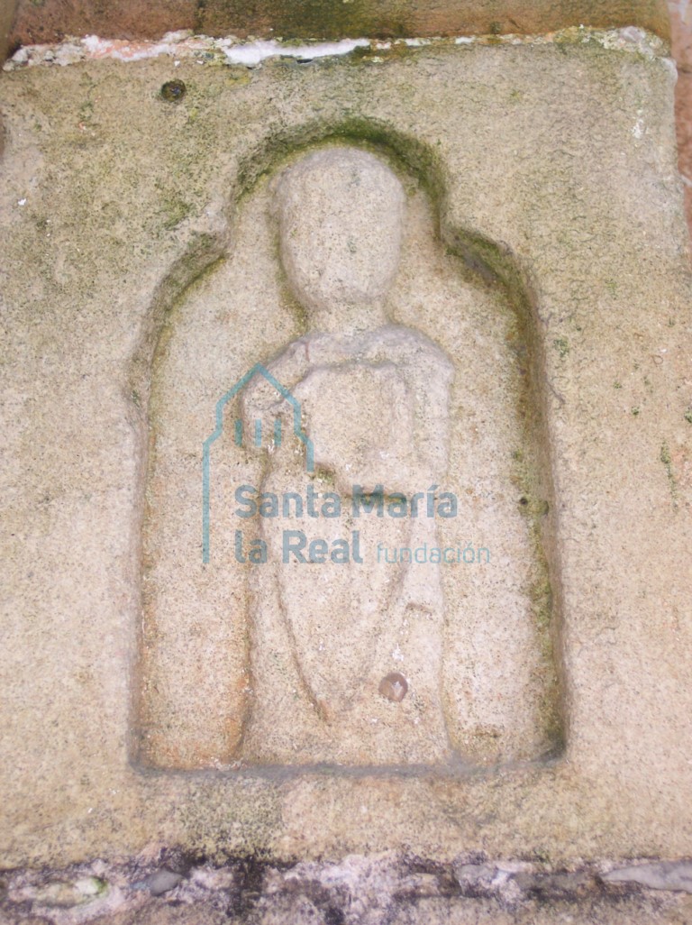 Figura del patrono en la jamba derecha de la portada occidental