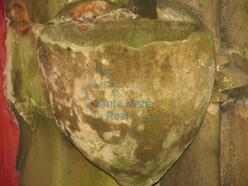Pila de agua bendita en la portada occidental