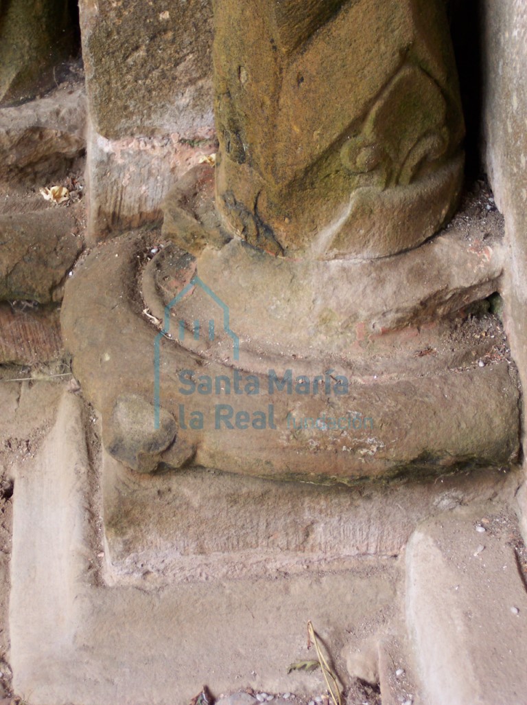 Detalle de las basas de la portada occidental