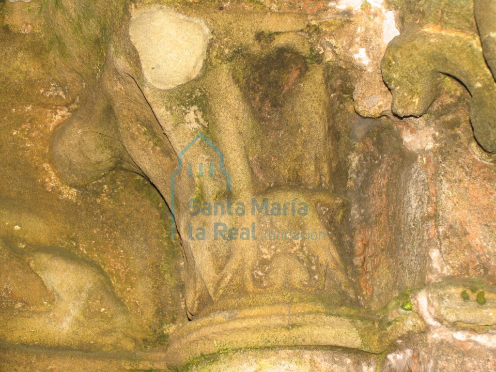 Detalle del capitel izquierdo de la jamba izquierda de la portada occidental