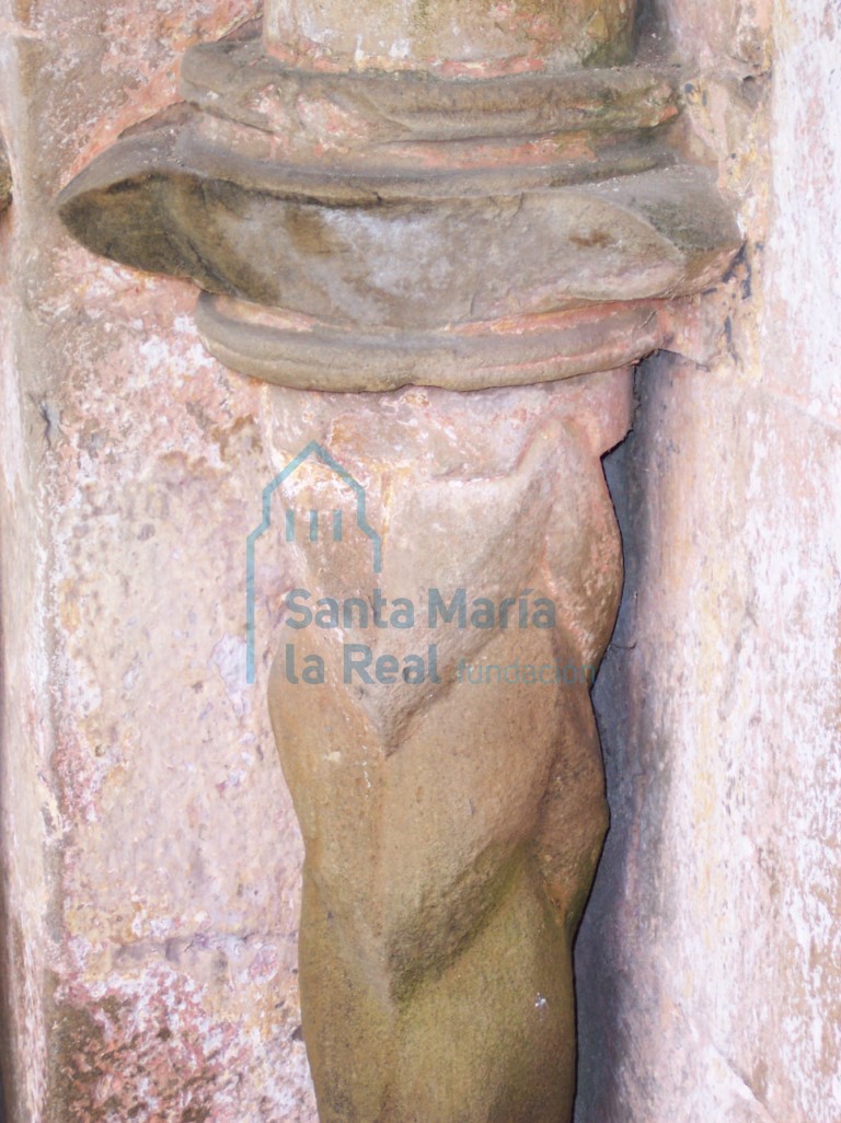 Detalle del fuste de la jamba izquierda de la portada occidental