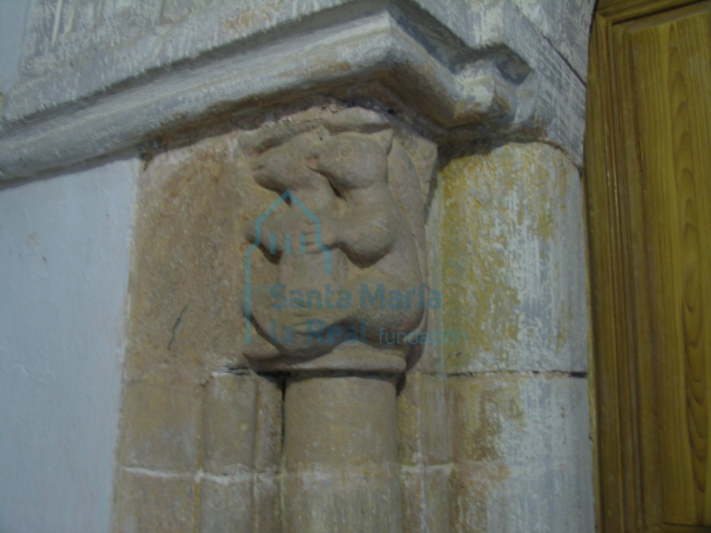 Capitel izquierdo de la portada
