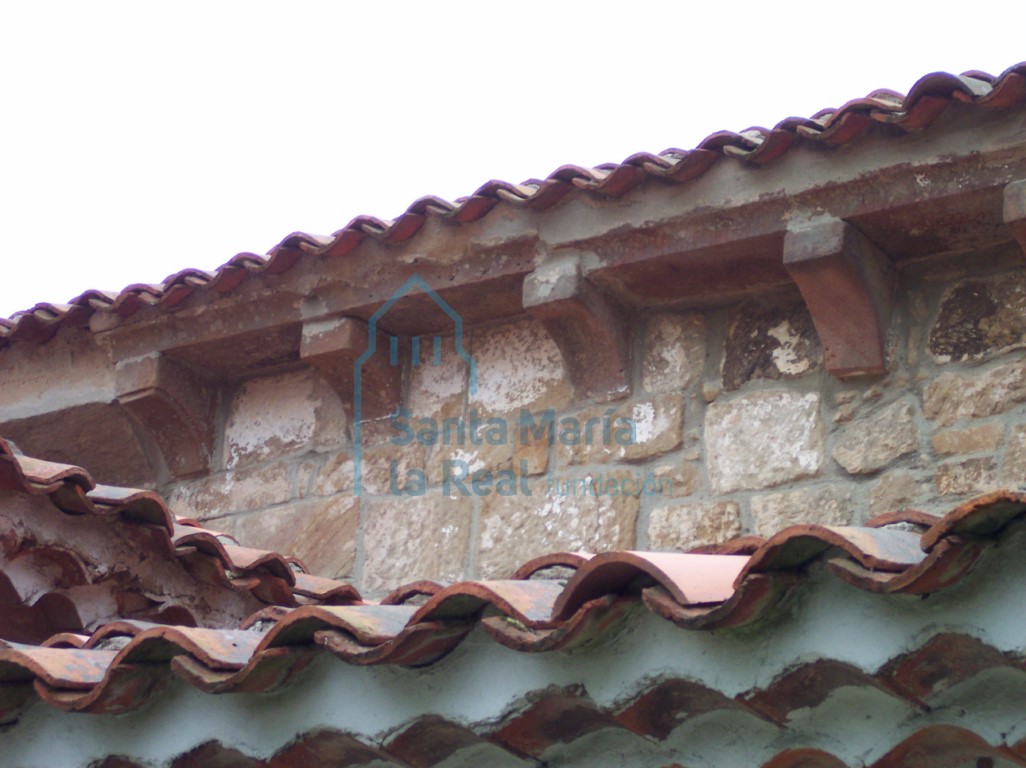 Detalle de los canecillos del lado norte