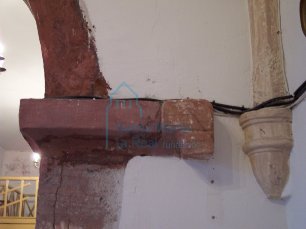 Detalle de la imposta del arco triunfal desde interior del ábside