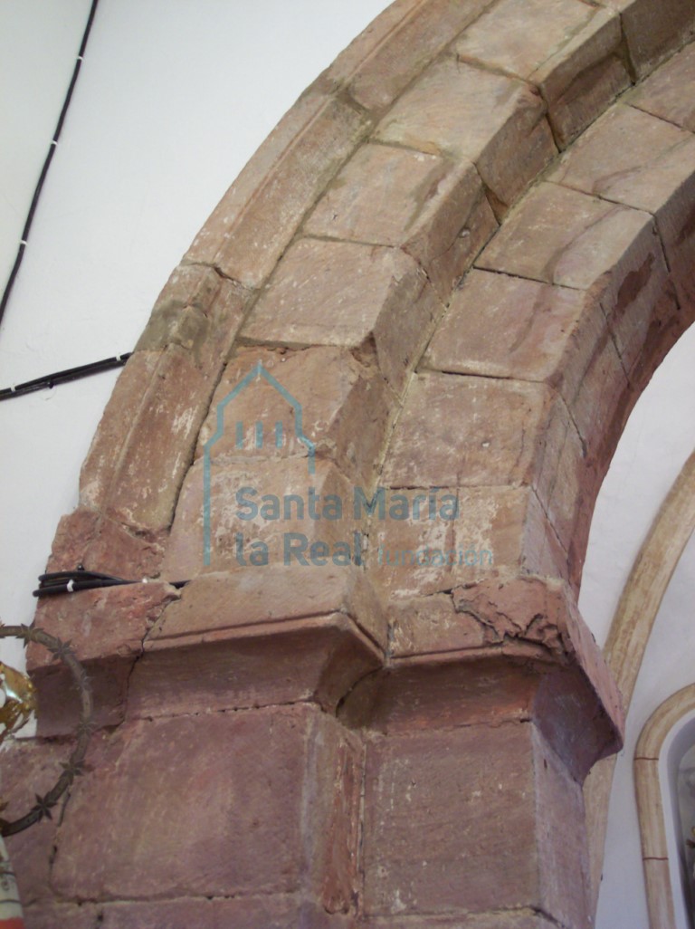 Detalle de las arquivoltas del  lado izquierdo del arco triunfal