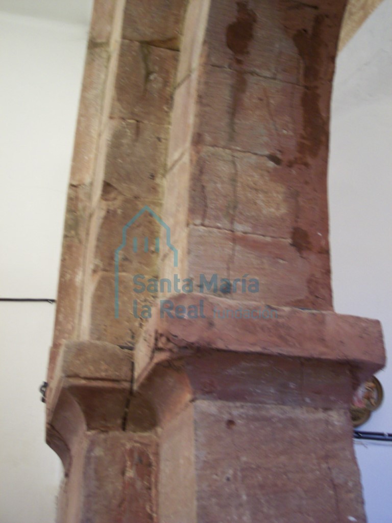 Detalle de las arquivoltas del  lado izquierdo del arco triunfal