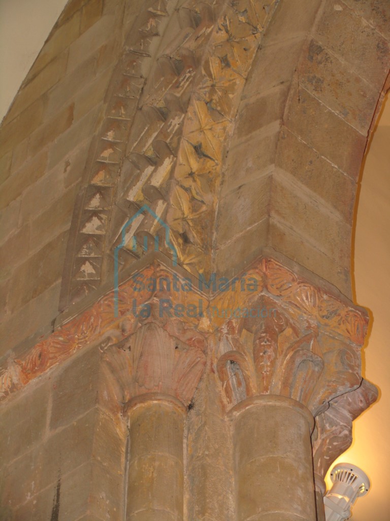 Detalle del arranque del arco triunfal. Capiteles del lado izquierdo