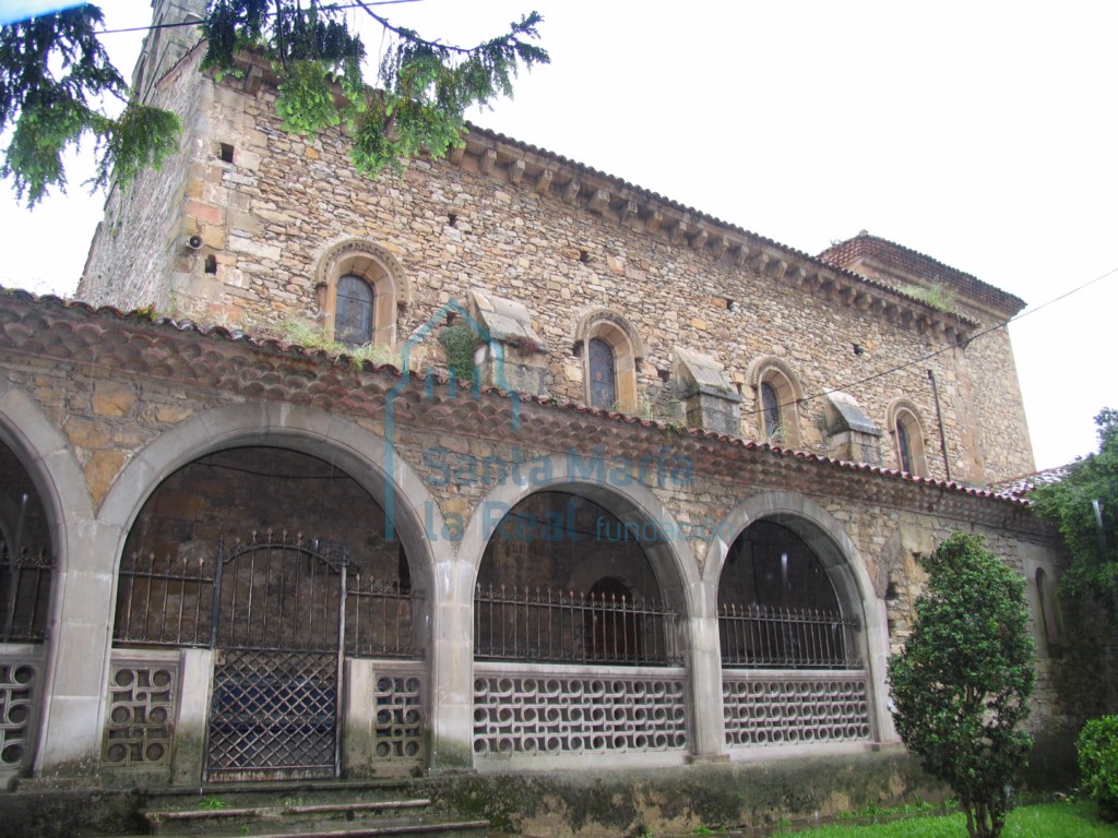Exterior del pórtico lateral