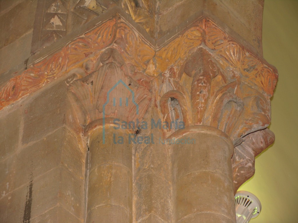 Detalle del arranque del arco triunfal. Capiteles del lado izquierdo