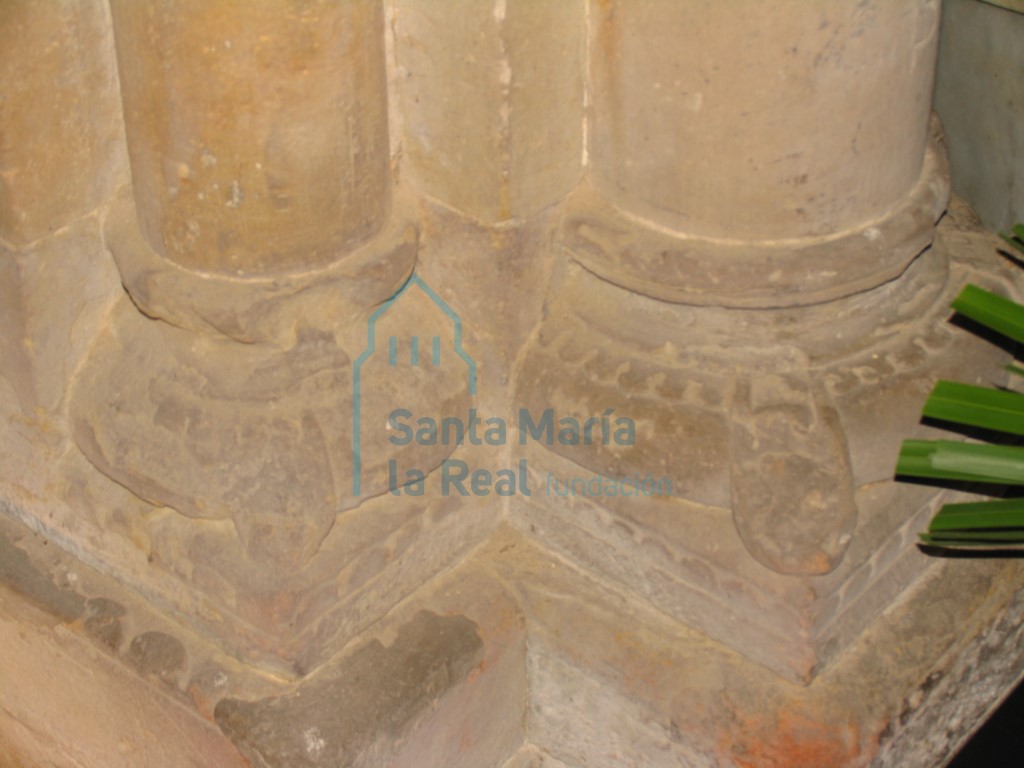 Capitel izquierdo del arcolio