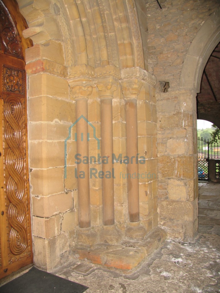 Jamba izquierda de la portada oeste