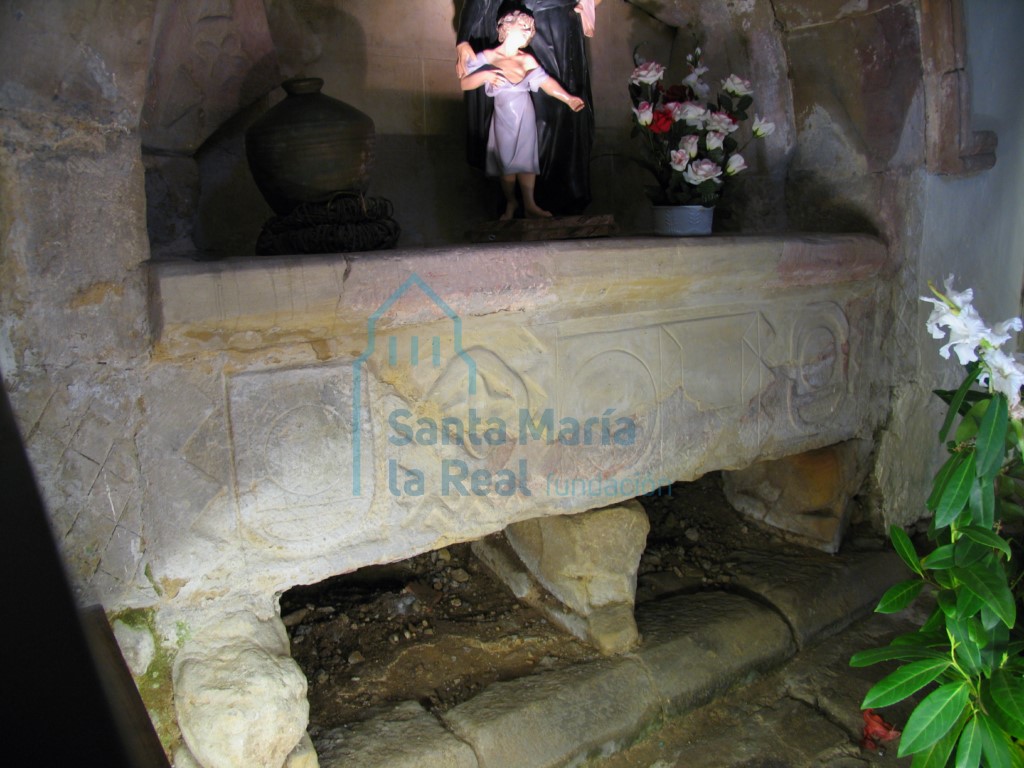 Detalle desnivel del suelo en el sepulcro gótico valdés
