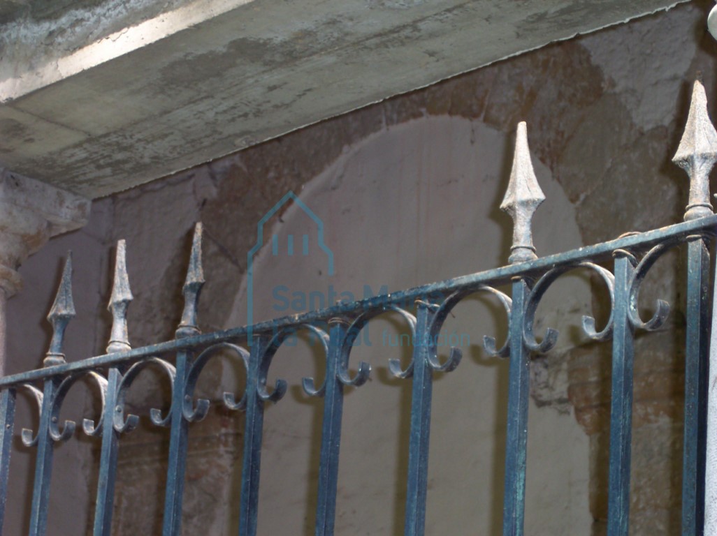 Detalle de las arquerías cegadas del muro norte