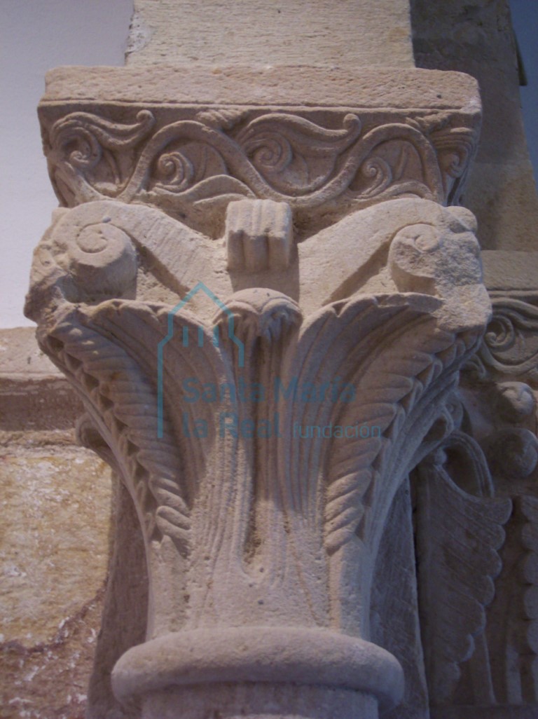 Capitel del lado derecho del arco triunfal