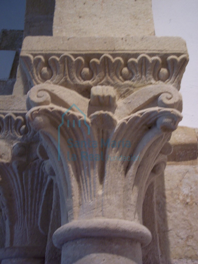 Capiteles del lado izquierdo del arco triunfal